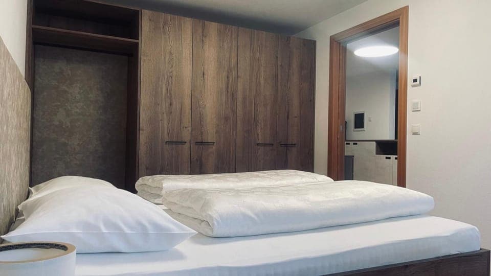 Photo of the whole room, Bedroom