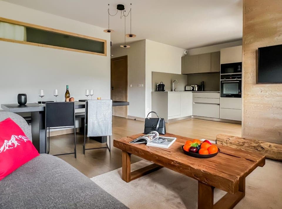 TV and multimedia, Coffee/tea facilities, Kitchen or kitchenette, Living room, Food and drinks, Seating area, Dining area, Food, minibar, oven, pet friendly, stove, toaster