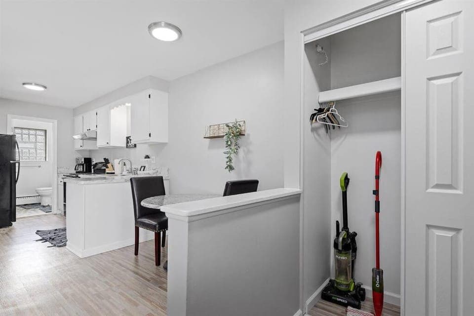 Bright & Comfy 1 Bedroom Flat - Hollywood Suites Apartment in Mount Clemens