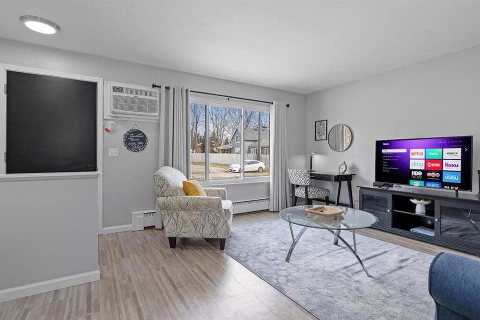 Bright & Comfy 1 Bedroom Flat - Hollywood Suites Apartment in Mount Clemens