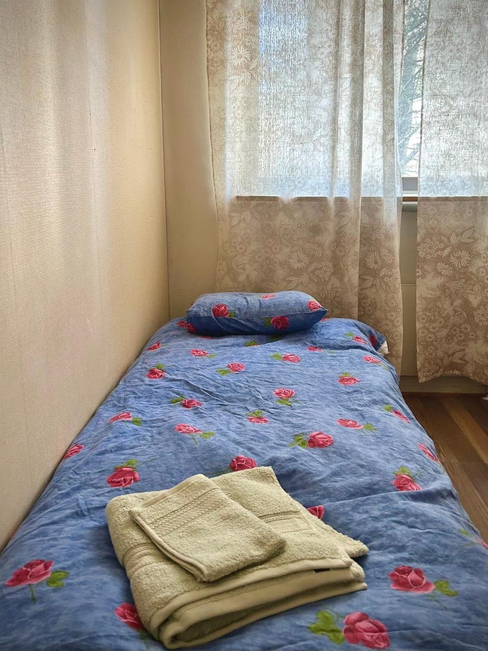 Bed, Bedroom, towels
