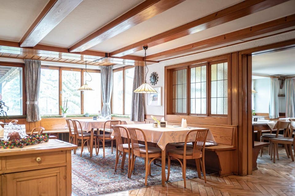 Restaurant/places to eat, Seating area, Dining area