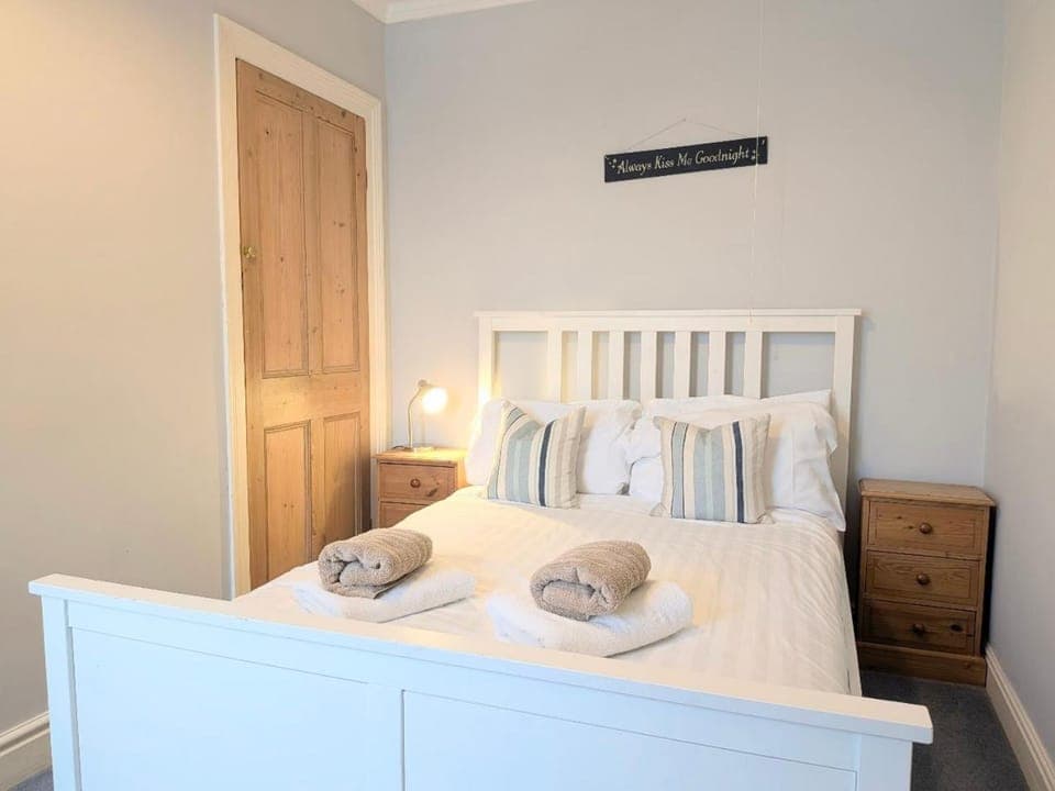 Bed, Bedroom, towels