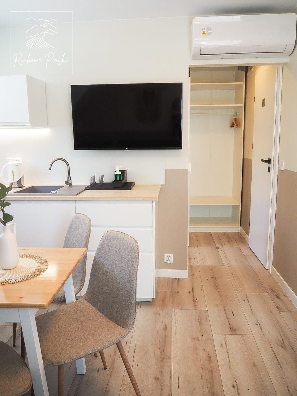 Kitchen or kitchenette, Living room, air conditioner