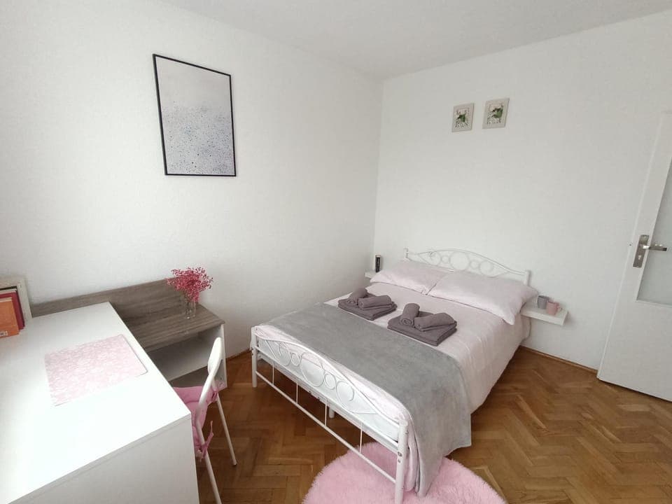 Bed, Photo of the whole room, Seating area, Bedroom, towels