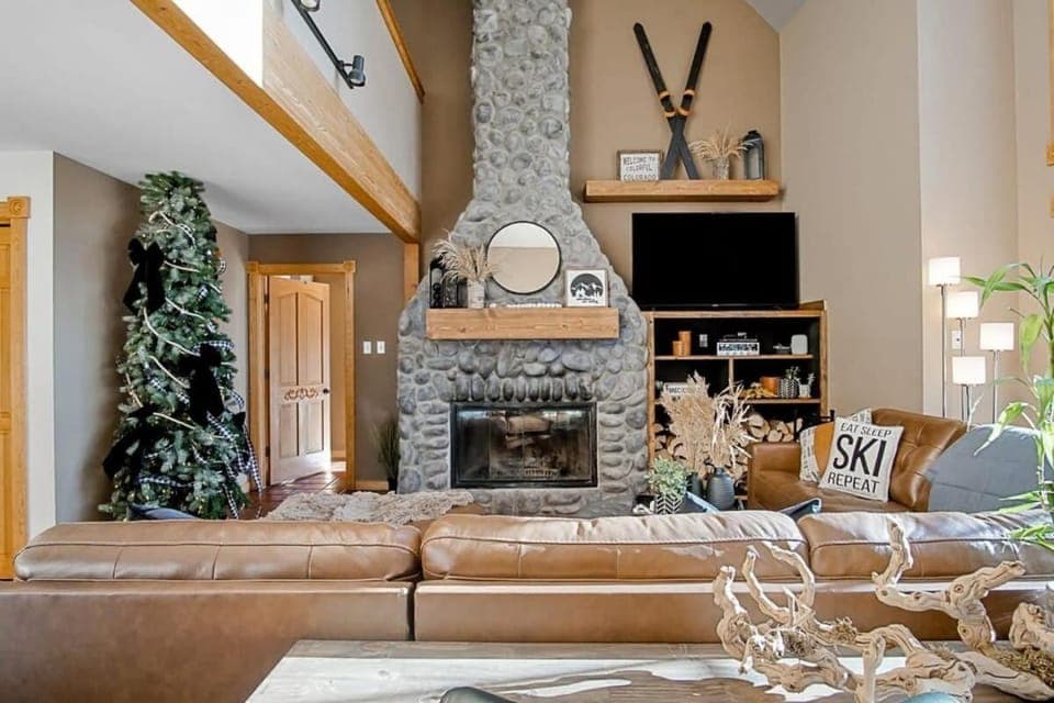 9 BDR Close to Main Street with Secluded Hot Tub House in Breckenridge