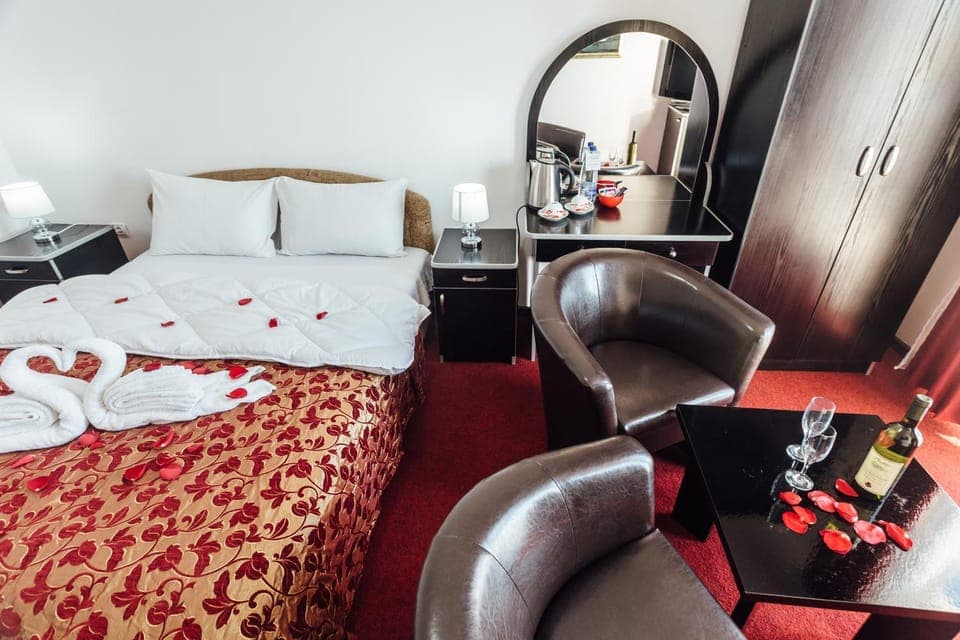 Bed, Photo of the whole room, Decorative detail, Guests, Sea view, Alcoholic drinks, Non alcoholic drinks