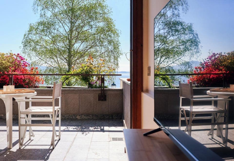 Balcony/Terrace, Seating area, Lake view