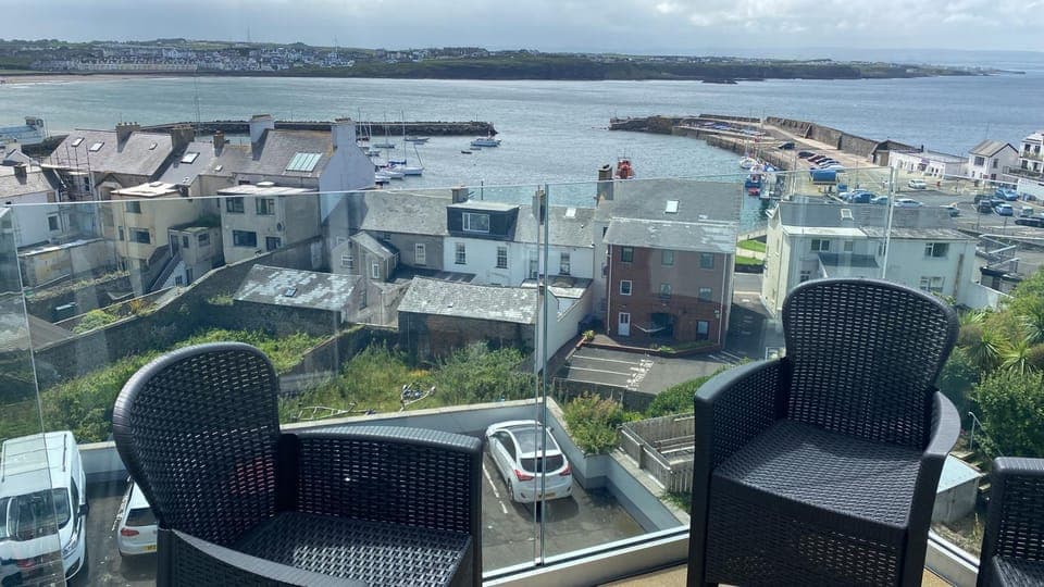 Property building, Natural landscape, Bird's eye view, Seating area, Sea view, Location