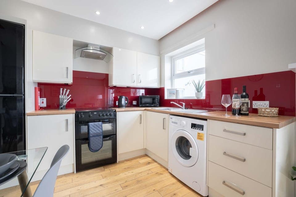 Kitchen or kitchenette, Seating area, Dining area, minibar, pet friendly, stove, toaster, washing machine