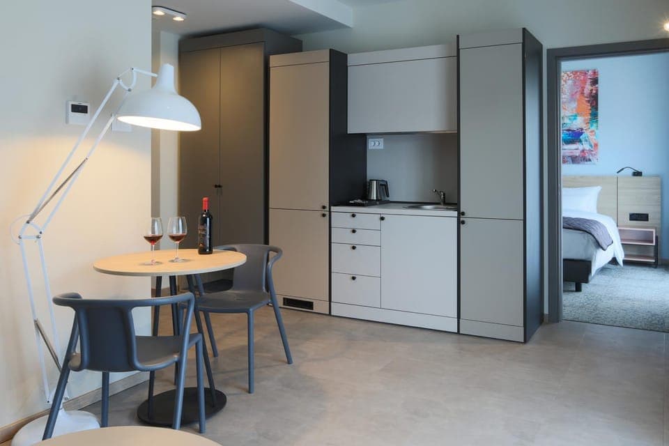 Kitchen or kitchenette, Dining area