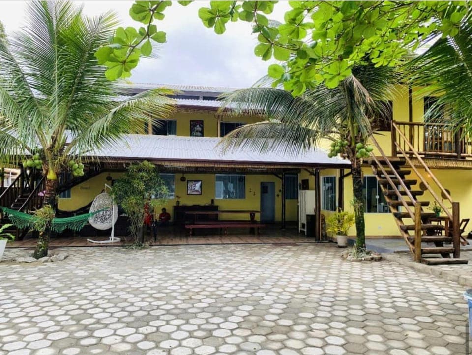 Property building, Patio, Restaurant/places to eat, Spring, Bed, Day, Garden, Bathroom, Lobby or reception, Beach, Bedroom, Garden view, Sea view, Drinks, Alcoholic drinks, Non alcoholic drinks, children, young children, older children, group of guests, Family, Parking, towels, wedding, air conditioner