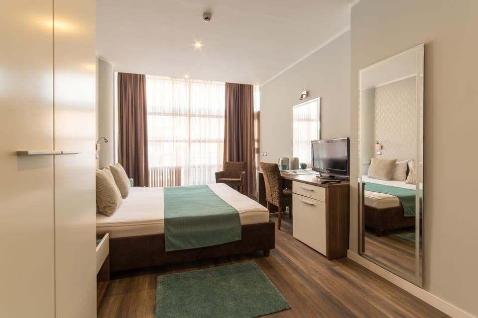 Shower, Bathroom, TV and multimedia