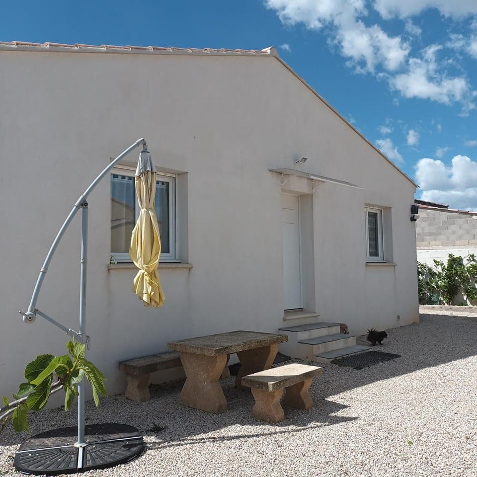 Property building, Patio, Balcony/Terrace