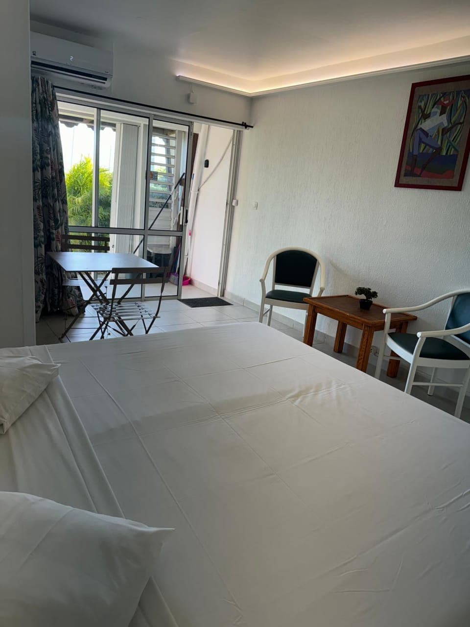 Bed, Seating area