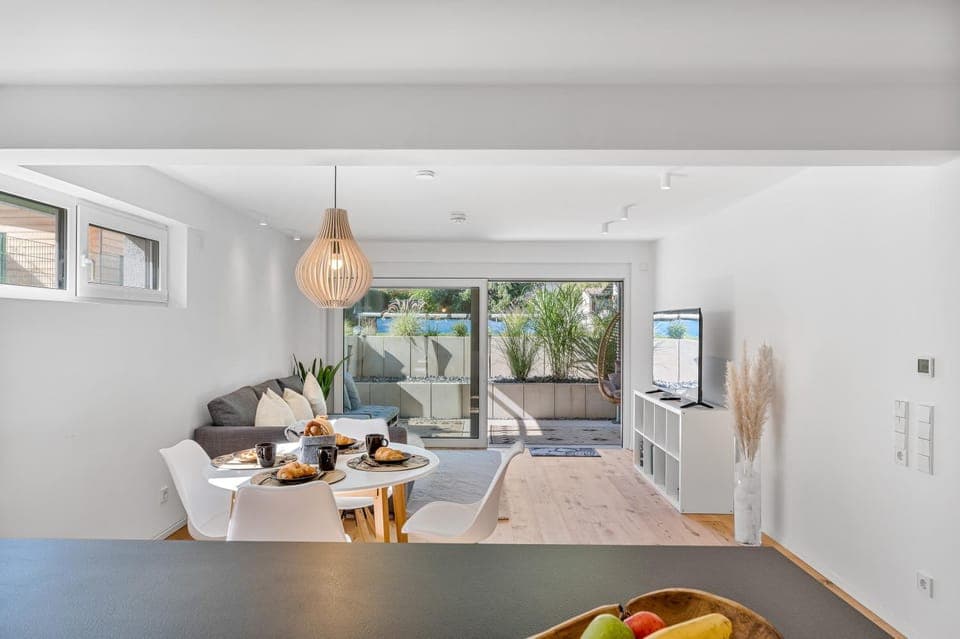 TV and multimedia, Living room, Seating area, Dining area, Food