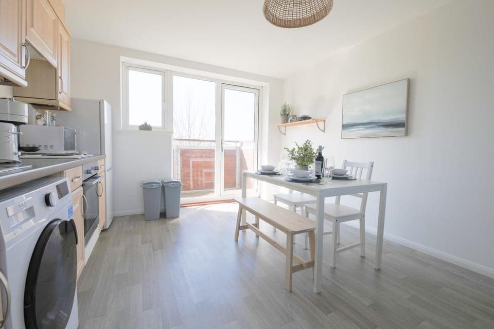 Kitchen or kitchenette, Dining area, washing machine