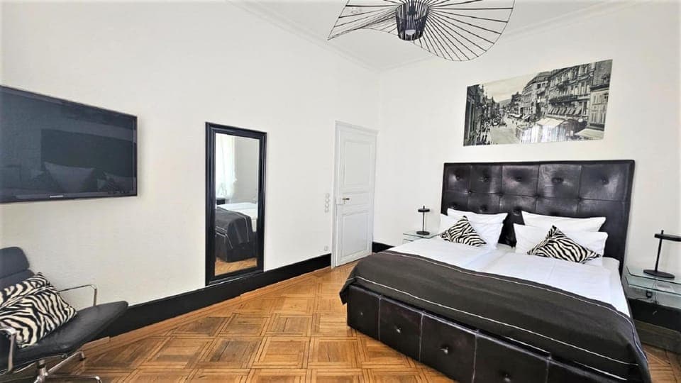 Bed, TV and multimedia, Bedroom