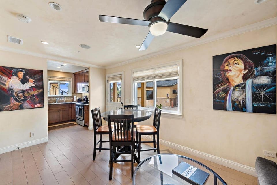 Kitchen or kitchenette, Living room, Decorative detail, Seating area, Dining area, fireplace