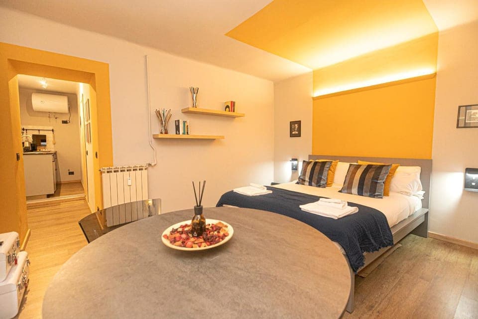 Bed, Living room, Photo of the whole room, Seating area, Dining area, Bedroom