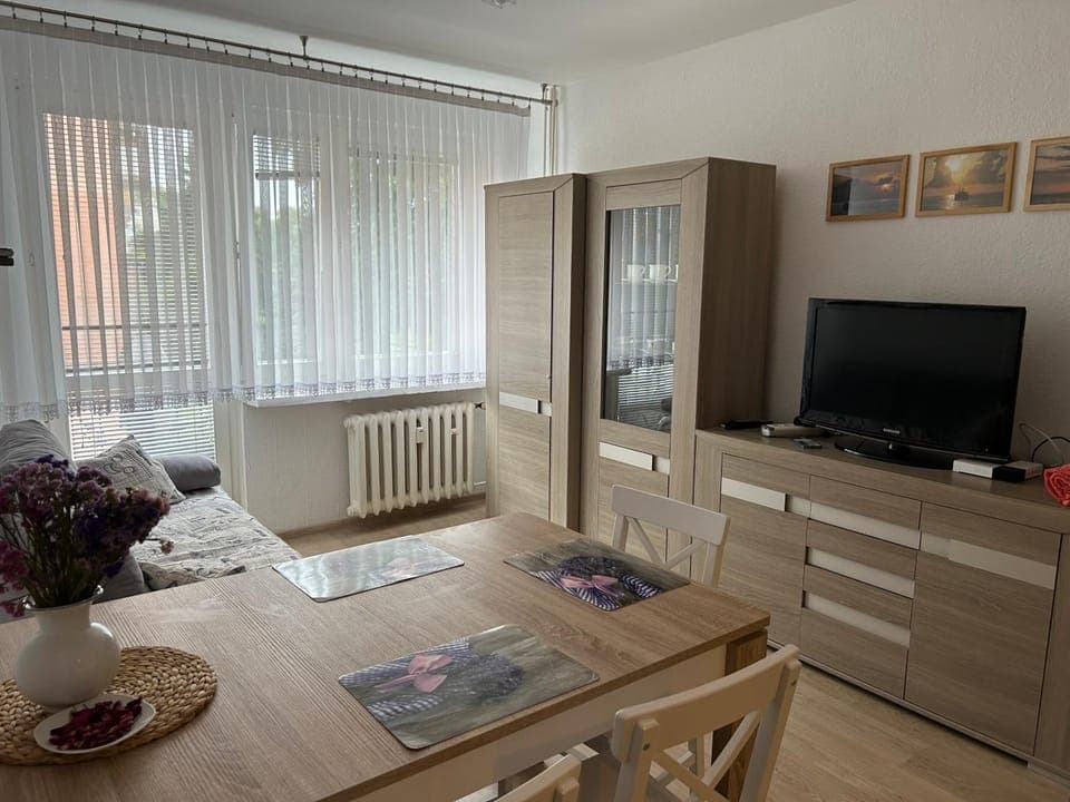 TV and multimedia, Living room, Seating area, Dining area