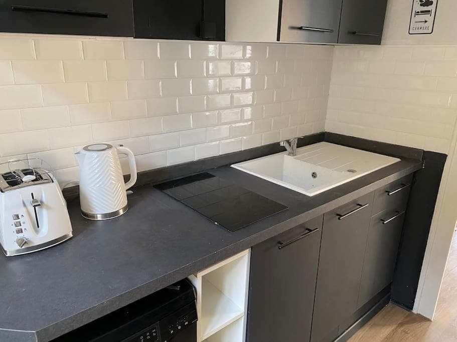 Kitchen or kitchenette, dishwasher