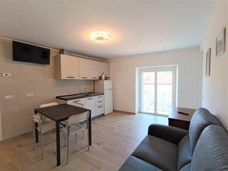 TV and multimedia, Kitchen or kitchenette, Living room, Seating area, Dining area, stove