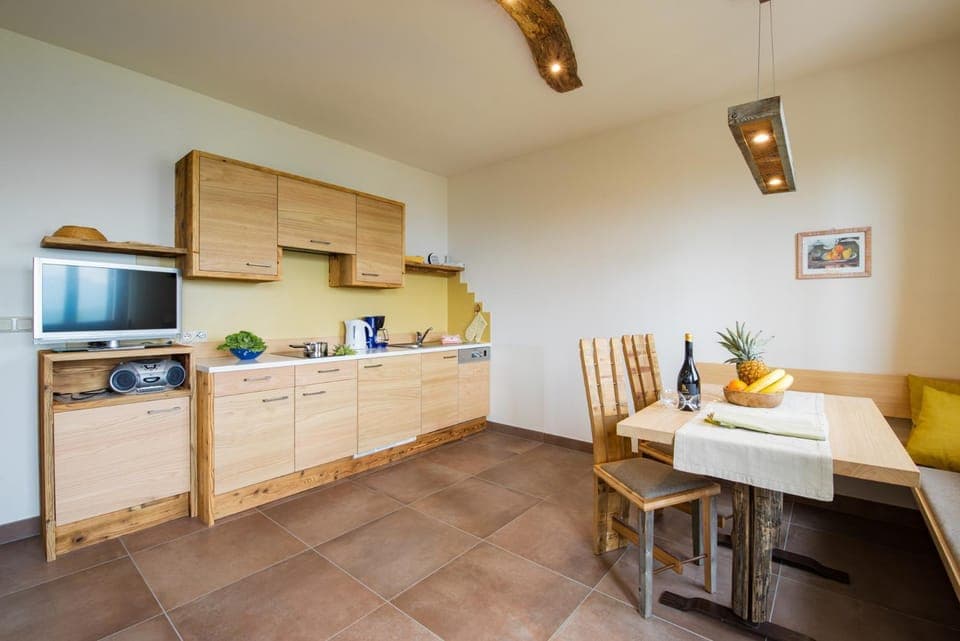 TV and multimedia, Coffee/tea facilities, Kitchen or kitchenette, Living room, Seating area, Dining area, oven, stove, toaster