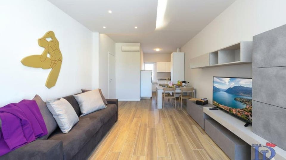 TV and multimedia, Kitchen or kitchenette, Living room, Seating area, Dining area