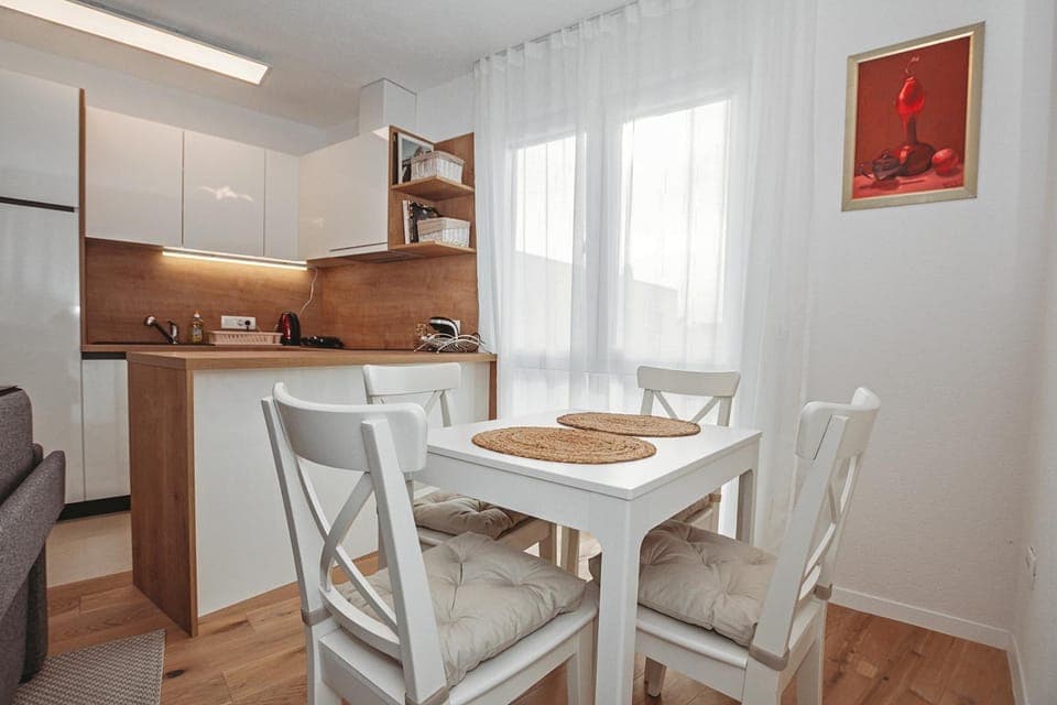 Kitchen or kitchenette, Seating area, Dining area