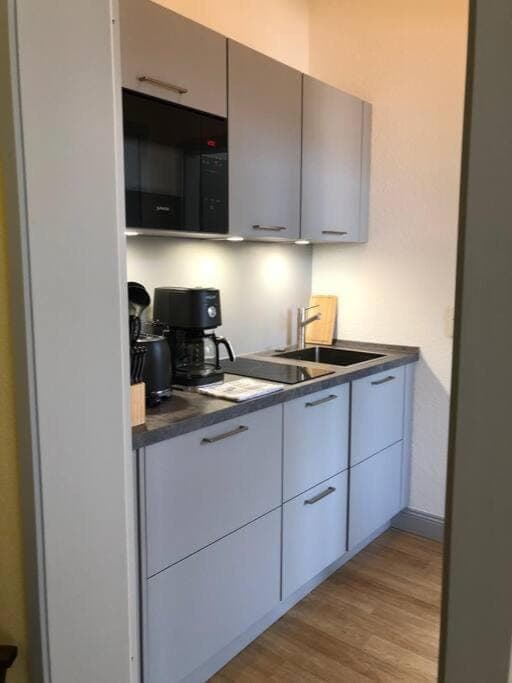 Kitchen or kitchenette, minibar, stove
