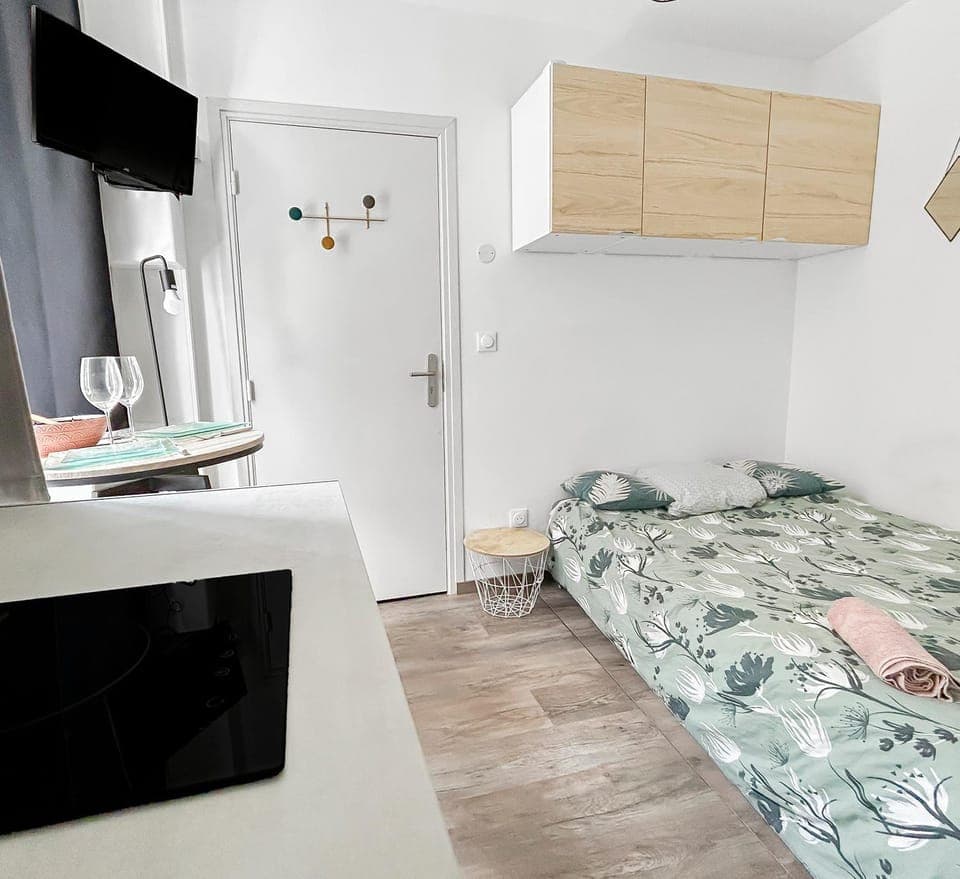 Bed, TV and multimedia