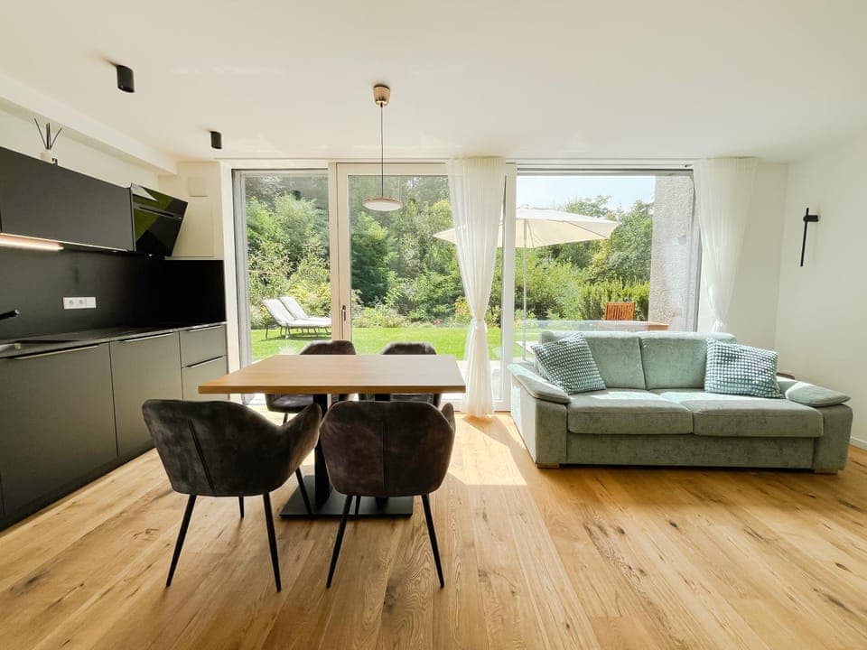 Kitchen or kitchenette, Living room, Seating area, Dining area