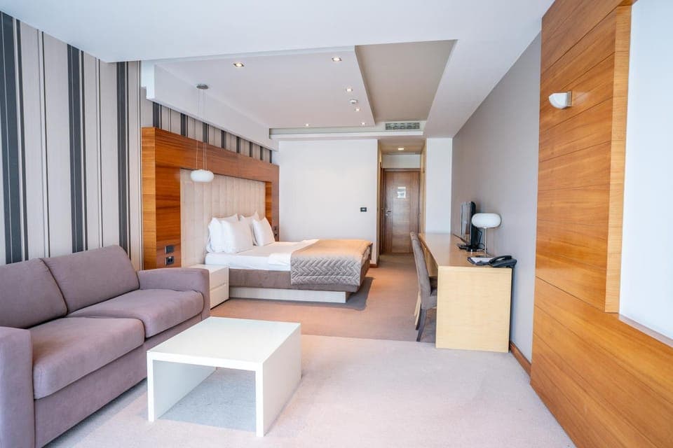 Bed, TV and multimedia, Photo of the whole room, Seating area, Bedroom