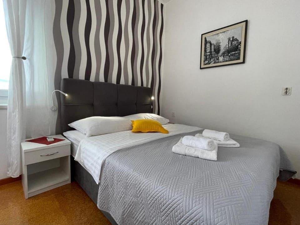 Bed, towels