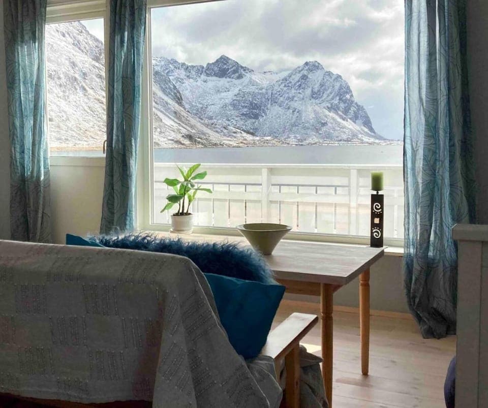 View (from property/room), Living room, Seating area, Mountain view