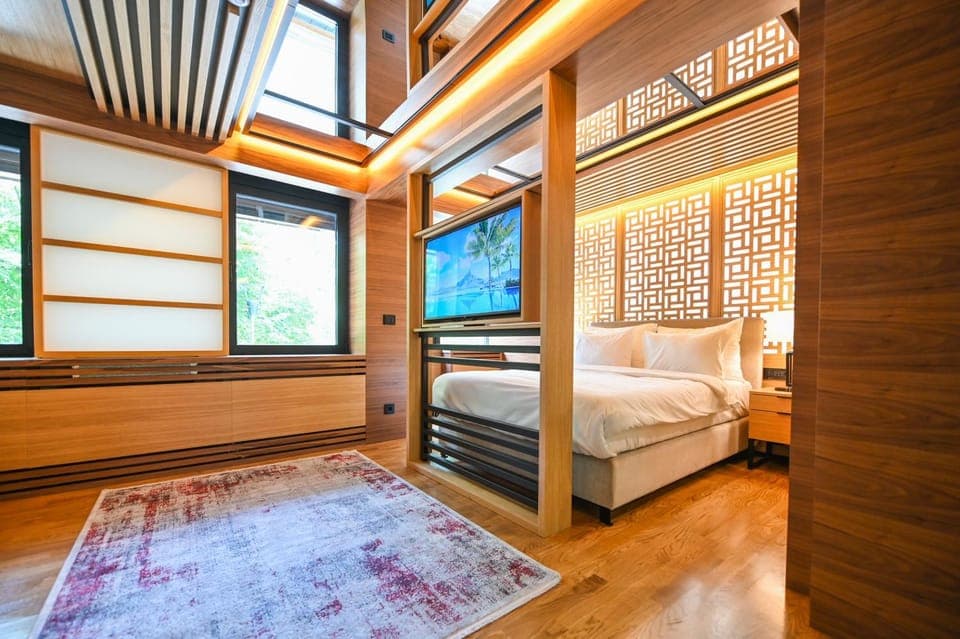 Bed, TV and multimedia, Photo of the whole room, Bedroom