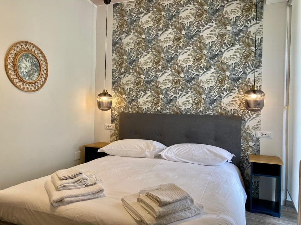 Bed, Photo of the whole room, Bedroom, towels