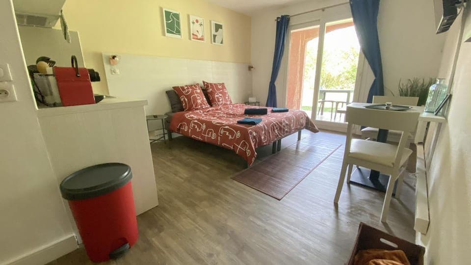 Bed, Kitchen or kitchenette, Living room, Photo of the whole room, Dining area, Bedroom, hair dresser