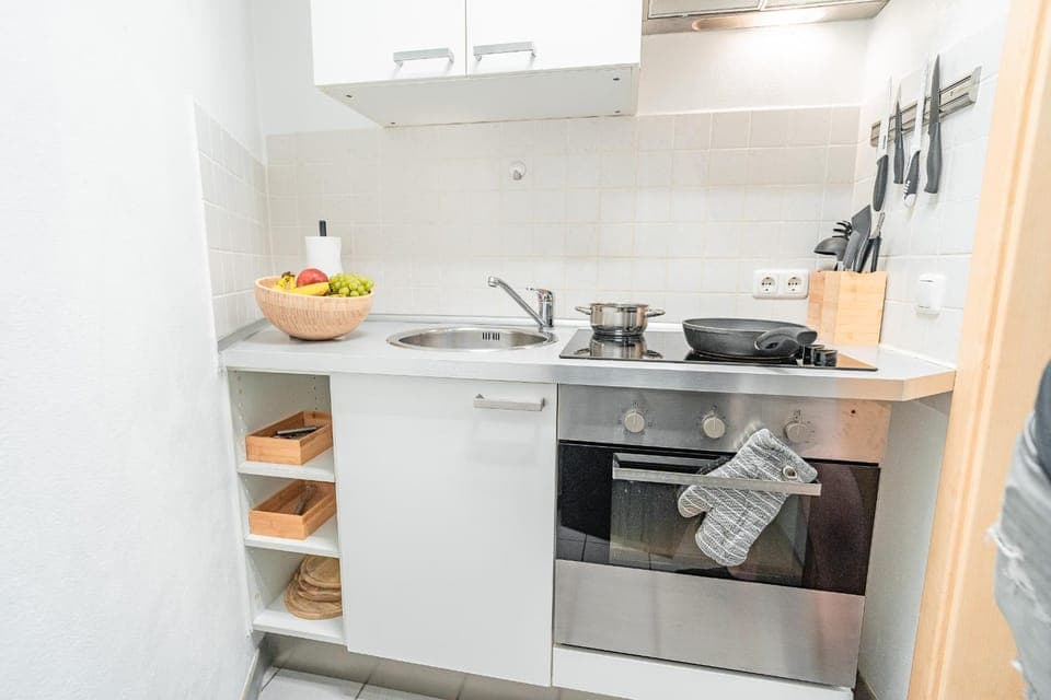 Kitchen or kitchenette, oven, pet friendly, stove