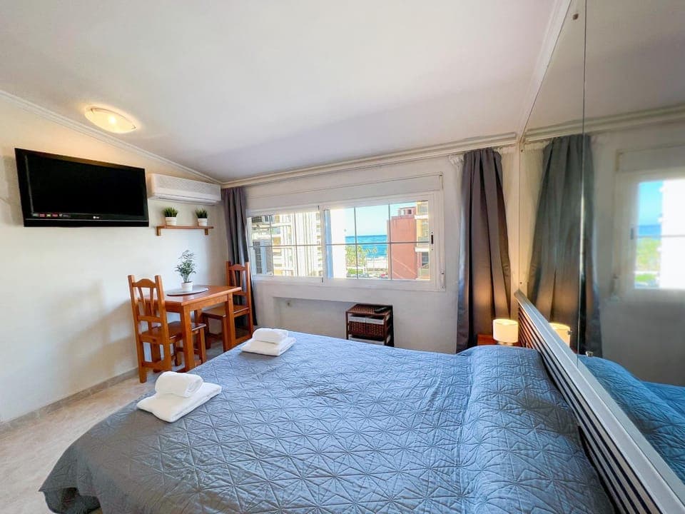 Bed, TV and multimedia, Photo of the whole room, Dining area, Sea view, towels