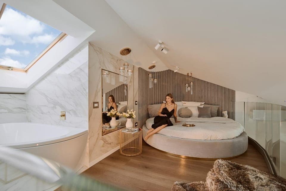 Bed, Photo of the whole room, Bedroom, Bath, towels