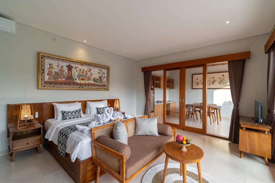 Bed, TV and multimedia, Living room, Photo of the whole room, Seating area, Dining area, Bedroom