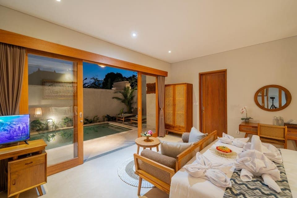 Communal lounge/ TV room, Bed, TV and multimedia, Living room, Photo of the whole room, Seating area, Evening entertainment, Bedroom, Pool view, Swimming pool, sunbed