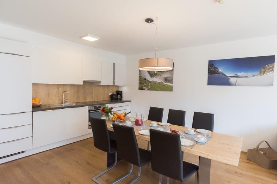 Kitchen or kitchenette, Seating area, Dining area, minibar, pet friendly, stove