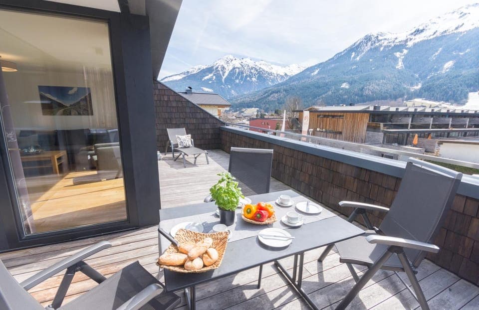 Natural landscape, View (from property/room), Balcony/Terrace, Balcony/Terrace, Dining area, Mountain view