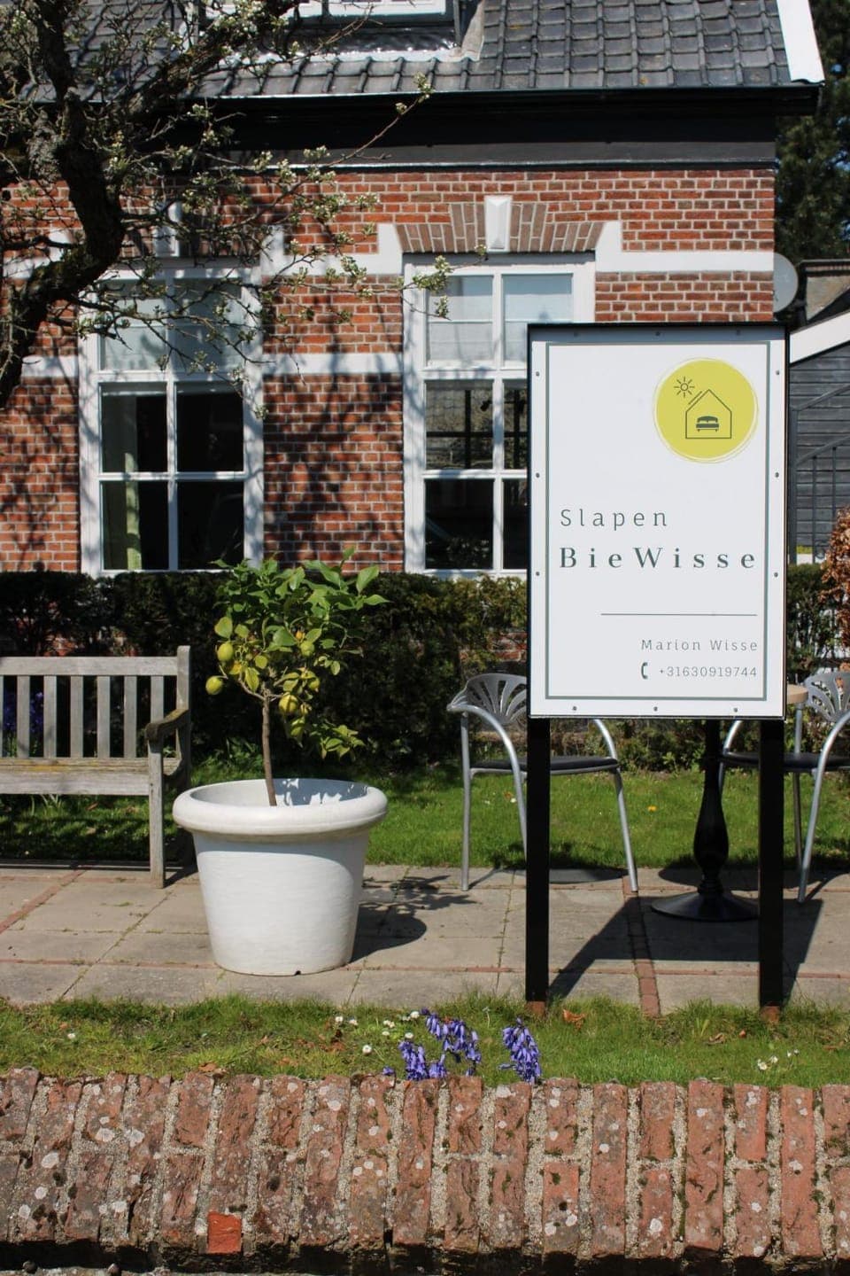 Property building, Day, Property logo or sign, Garden, Logo/Certificate/Sign, Garden view, Street view, Certificate/Award