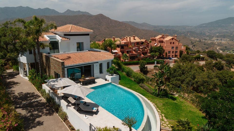 Property building, Spring, Day, Natural landscape, Bird's eye view, Mountain view, Pool view, Swimming pool, Swimming pool, sunbed