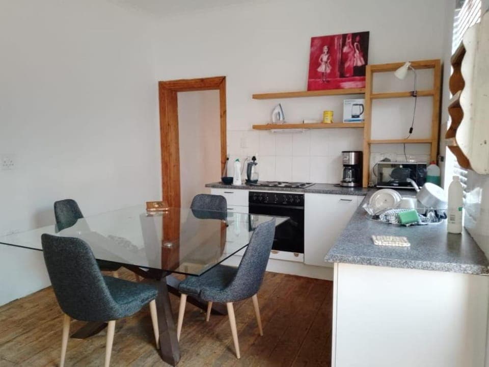 Kitchen or kitchenette, Dining area, oven, stove