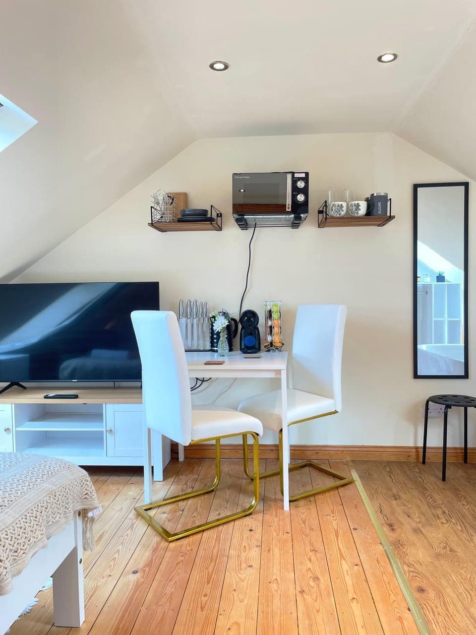 Kitchen or kitchenette, Seating area, Dining area